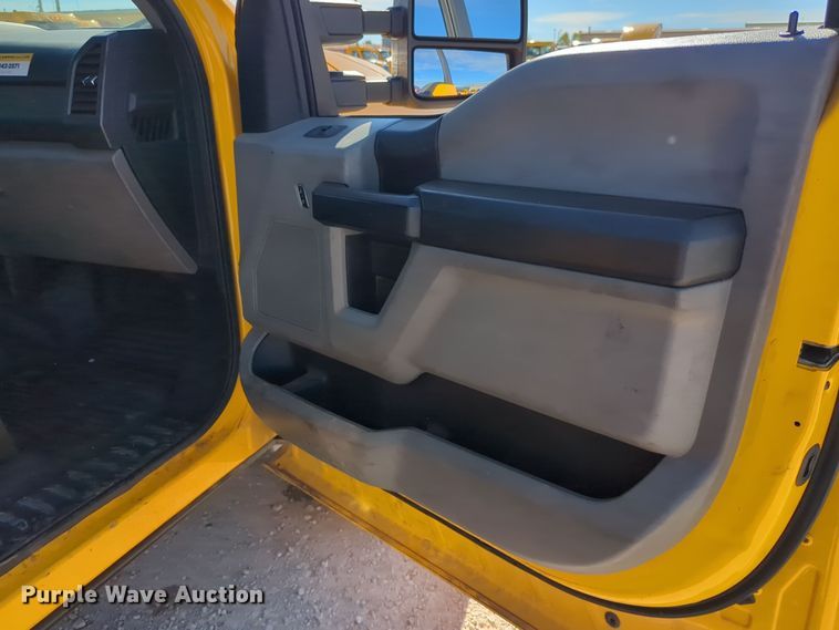 image for item ER4514 2019 Ford F350 Super Duty utility bed pickup truck