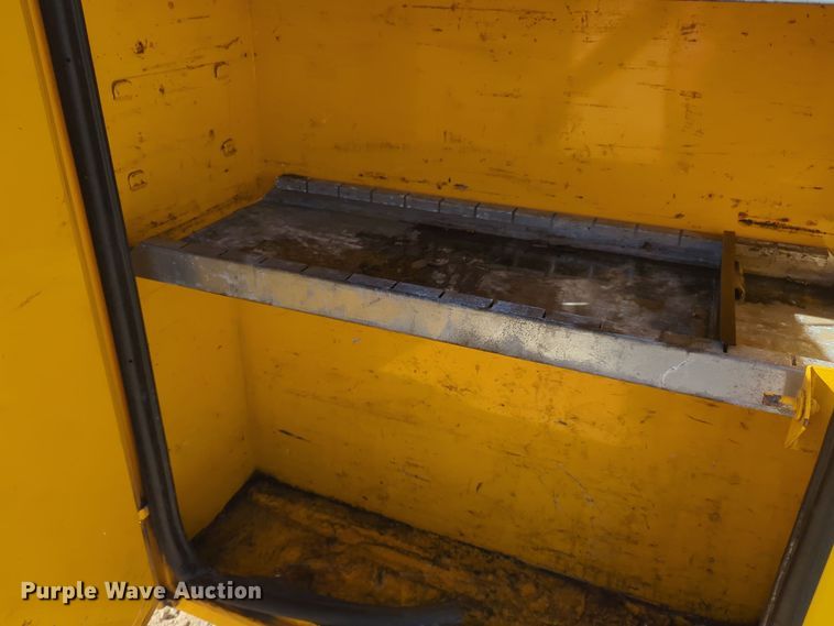 image for item ER4515 2016 Chevrolet Silverado 3500HD utility bed pickup truck