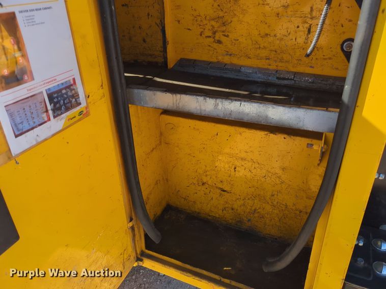 image for item ER4515 2016 Chevrolet Silverado 3500HD utility bed pickup truck