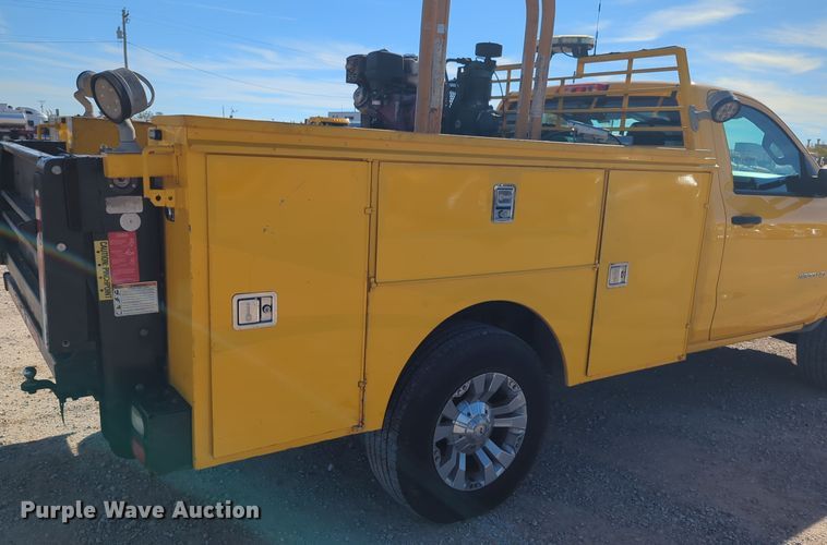 image for item ER4515 2016 Chevrolet Silverado 3500HD utility bed pickup truck