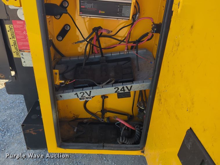 image for item ER4515 2016 Chevrolet Silverado 3500HD utility bed pickup truck