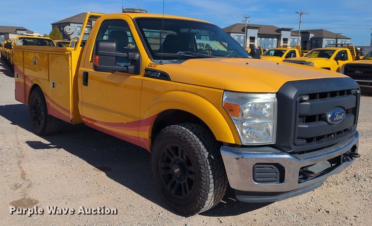 image for item ER4516 2015 Ford F350 Super Duty utility bed pickup truck