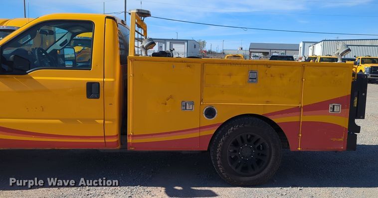 image for item ER4516 2015 Ford F350 Super Duty utility bed pickup truck