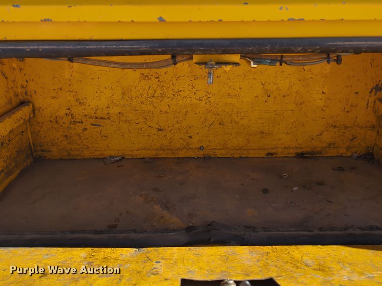 image for item ER4516 2015 Ford F350 Super Duty utility bed pickup truck