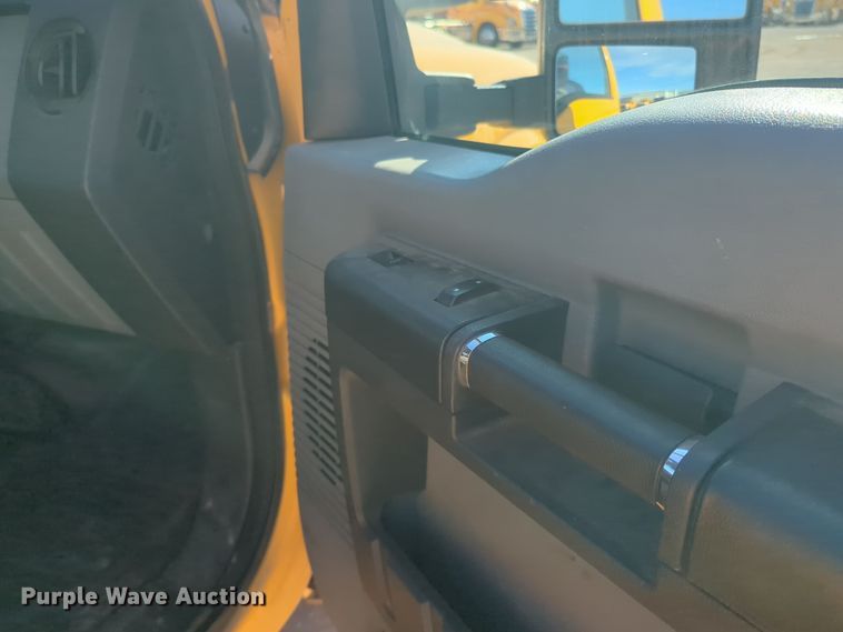 image for item ER4516 2015 Ford F350 Super Duty utility bed pickup truck