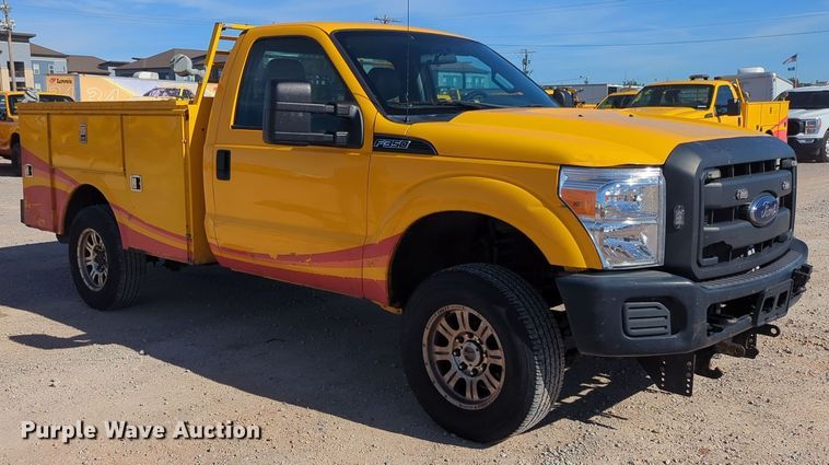 image for item ER4517 2015 Ford F350 Super Duty utility bed pickup truck