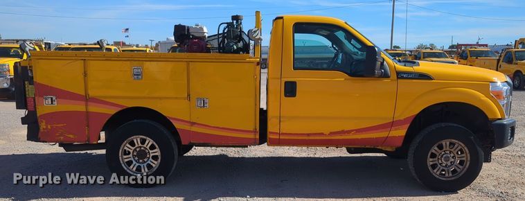 image for item ER4517 2015 Ford F350 Super Duty utility bed pickup truck