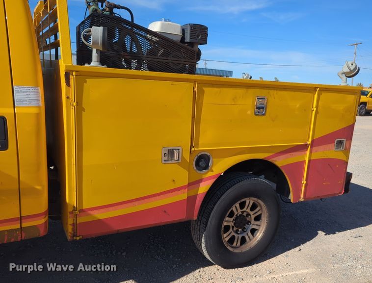 image for item ER4517 2015 Ford F350 Super Duty utility bed pickup truck