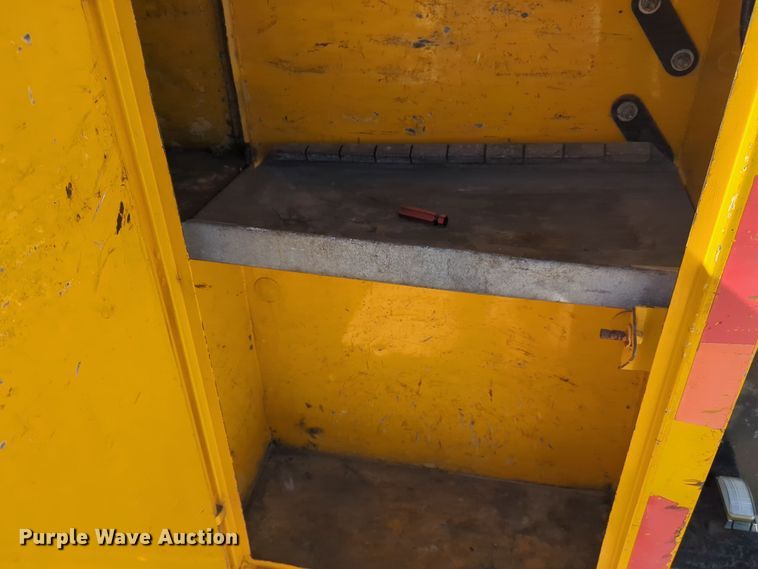 image for item ER4517 2015 Ford F350 Super Duty utility bed pickup truck