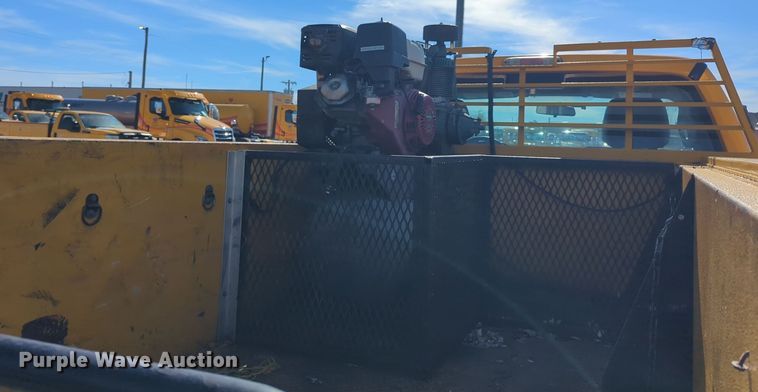 image for item ER4517 2015 Ford F350 Super Duty utility bed pickup truck