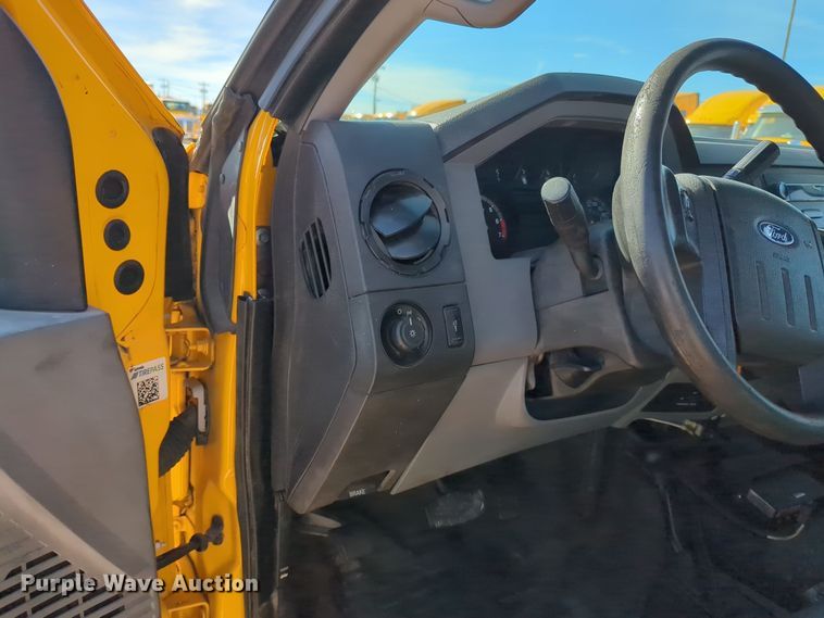 image for item ER4517 2015 Ford F350 Super Duty utility bed pickup truck