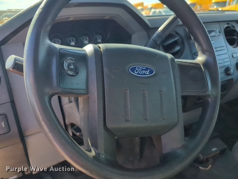 image for item ER4517 2015 Ford F350 Super Duty utility bed pickup truck