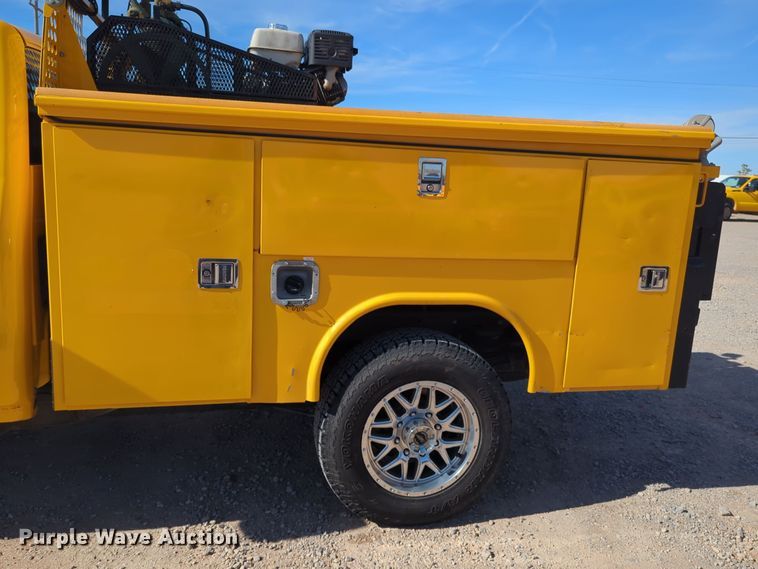 image for item ER4518 2016 Chevrolet Silverado 3500HD utility bed pickup truck