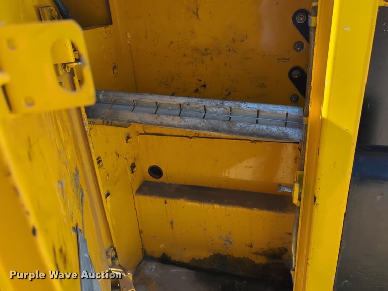 image for item ER4518 2016 Chevrolet Silverado 3500HD utility bed pickup truck