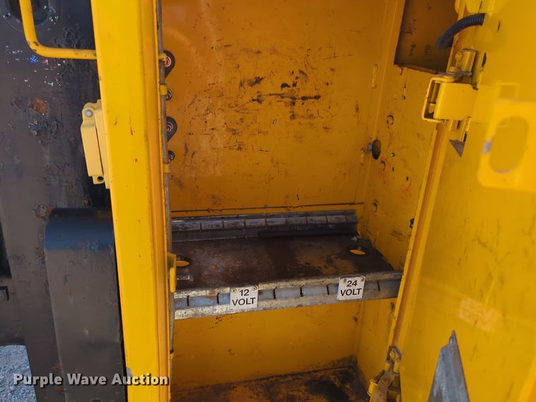 image for item ER4518 2016 Chevrolet Silverado 3500HD utility bed pickup truck