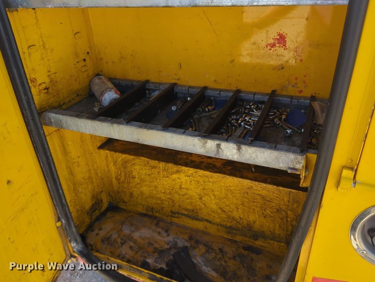 image for item ER4520 2015 Chevrolet Silverado 3500HD utility bed pickup truck