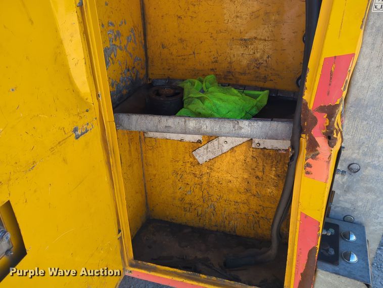 image for item ER4520 2015 Chevrolet Silverado 3500HD utility bed pickup truck