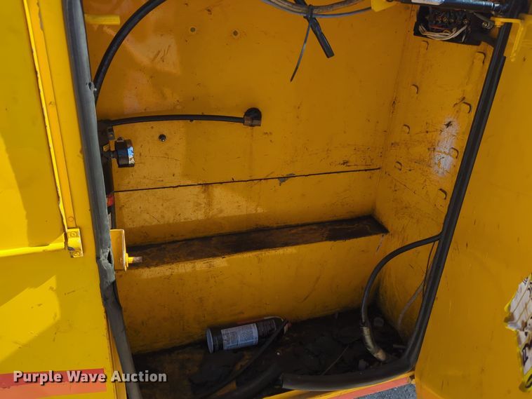 image for item ER4520 2015 Chevrolet Silverado 3500HD utility bed pickup truck