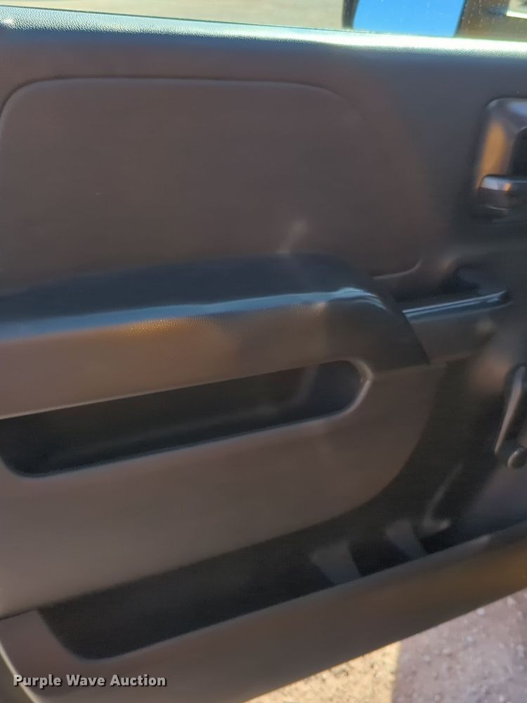 image for item ER4520 2015 Chevrolet Silverado 3500HD utility bed pickup truck