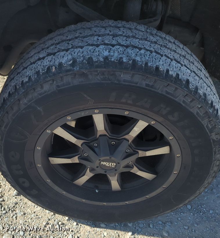 image for item ER4520 2015 Chevrolet Silverado 3500HD utility bed pickup truck