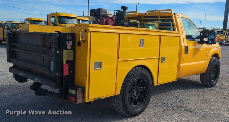 image for item ER4522 2015 Ford F350 Super Duty utility bed pickup truck