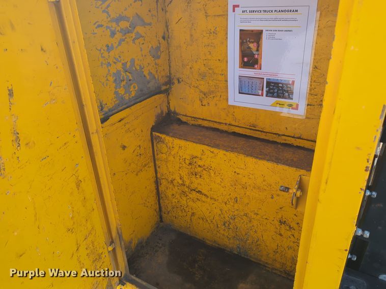 image for item ER4522 2015 Ford F350 Super Duty utility bed pickup truck