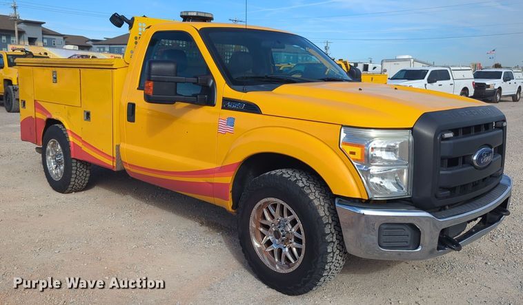 image for item ER4524 2016 Ford F350 Super Duty utility bed pickup truck