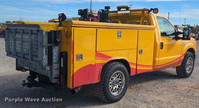 image for item ER4524 2016 Ford F350 Super Duty utility bed pickup truck