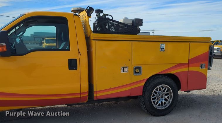 image for item ER4524 2016 Ford F350 Super Duty utility bed pickup truck