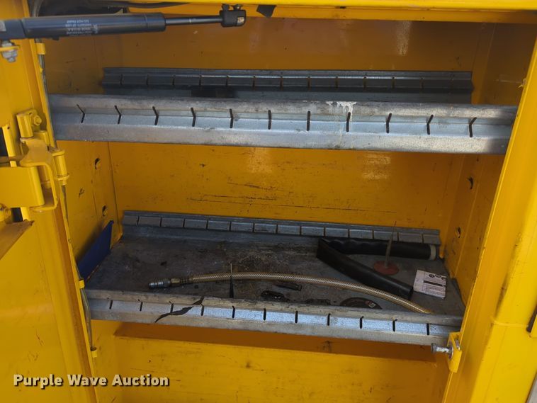 image for item ER4524 2016 Ford F350 Super Duty utility bed pickup truck