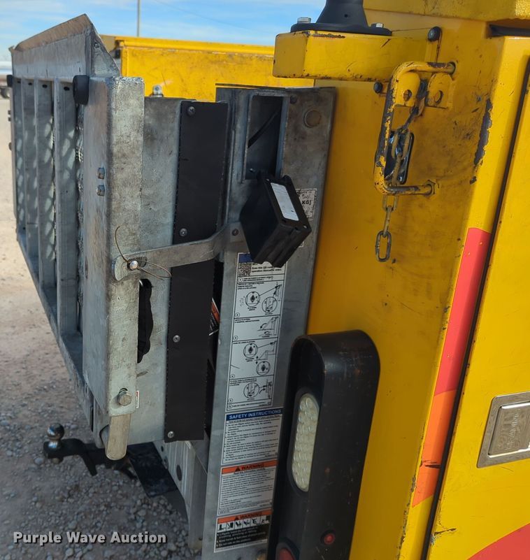 image for item ER4524 2016 Ford F350 Super Duty utility bed pickup truck