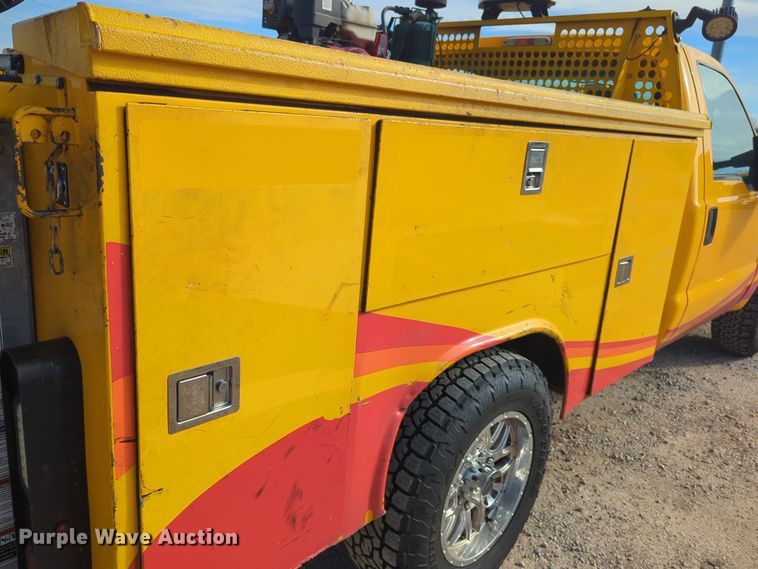 image for item ER4524 2016 Ford F350 Super Duty utility bed pickup truck