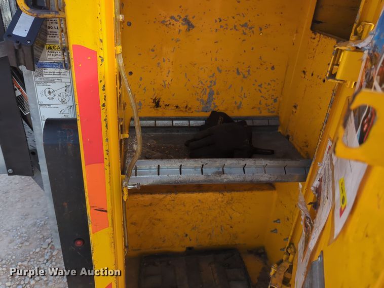 image for item ER4524 2016 Ford F350 Super Duty utility bed pickup truck