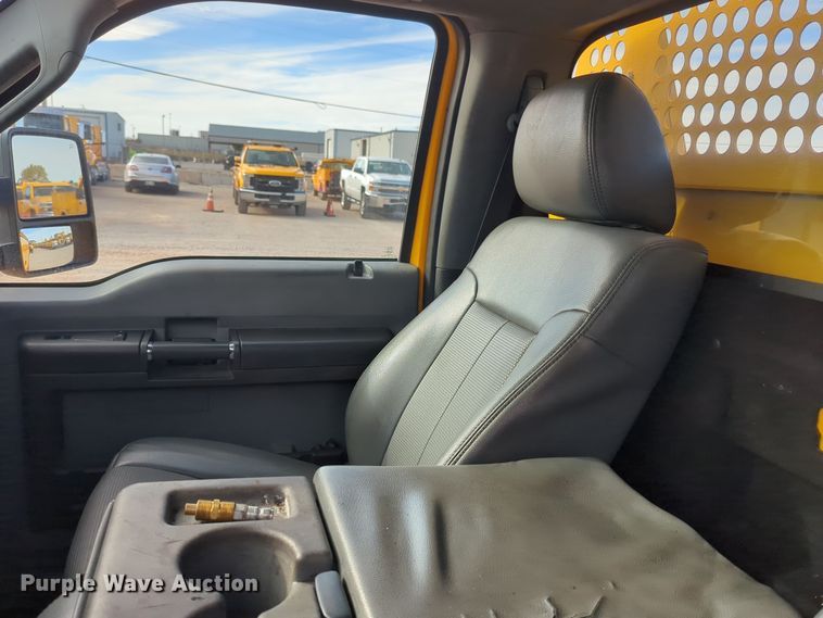 image for item ER4524 2016 Ford F350 Super Duty utility bed pickup truck