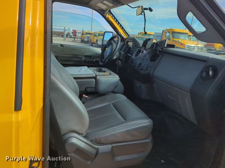 image for item ER4524 2016 Ford F350 Super Duty utility bed pickup truck