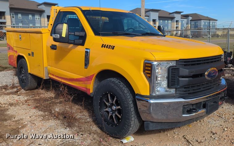 image for item ER4525 2018 Ford F350 Super Duty utility bed pickup truck