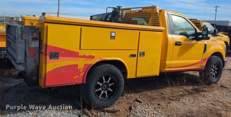 image for item ER4525 2018 Ford F350 Super Duty utility bed pickup truck