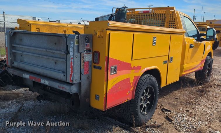 image for item ER4525 2018 Ford F350 Super Duty utility bed pickup truck