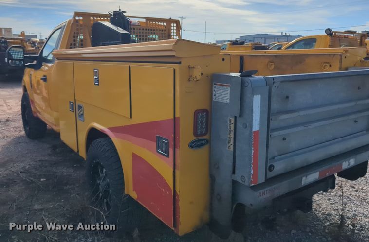 image for item ER4525 2018 Ford F350 Super Duty utility bed pickup truck