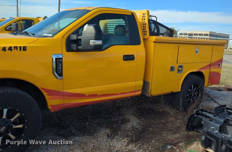 image for item ER4525 2018 Ford F350 Super Duty utility bed pickup truck