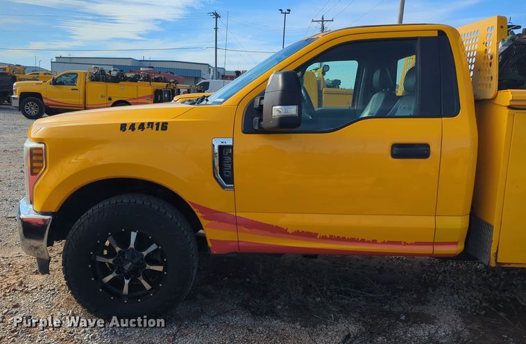 image for item ER4525 2018 Ford F350 Super Duty utility bed pickup truck