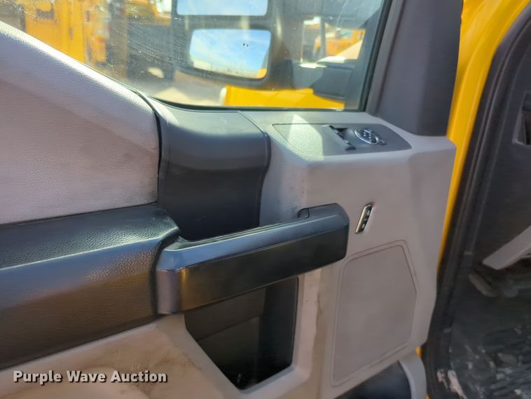 image for item ER4525 2018 Ford F350 Super Duty utility bed pickup truck