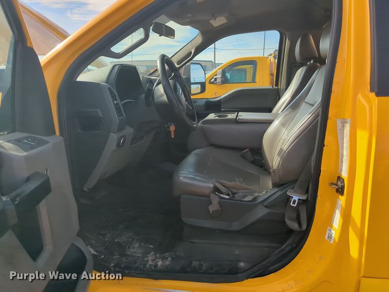 image for item ER4525 2018 Ford F350 Super Duty utility bed pickup truck