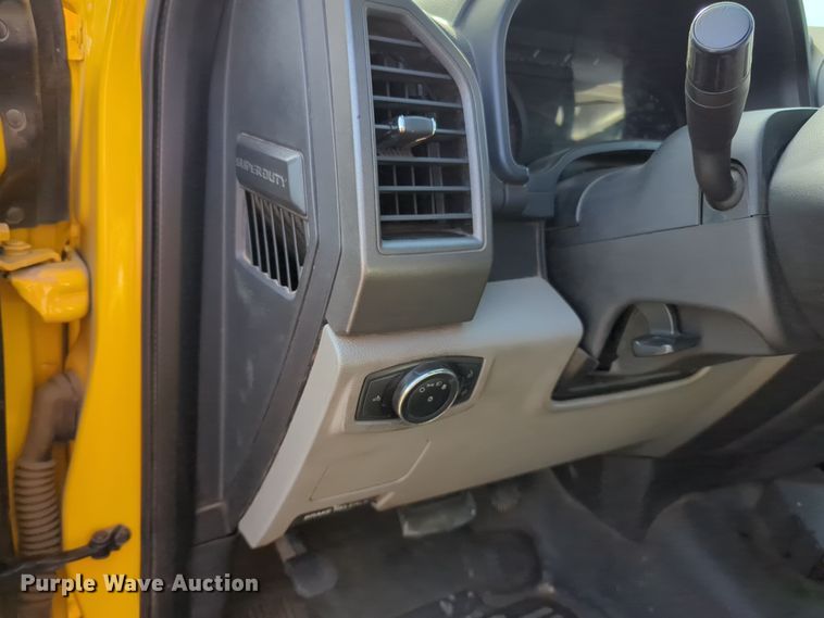 image for item ER4525 2018 Ford F350 Super Duty utility bed pickup truck