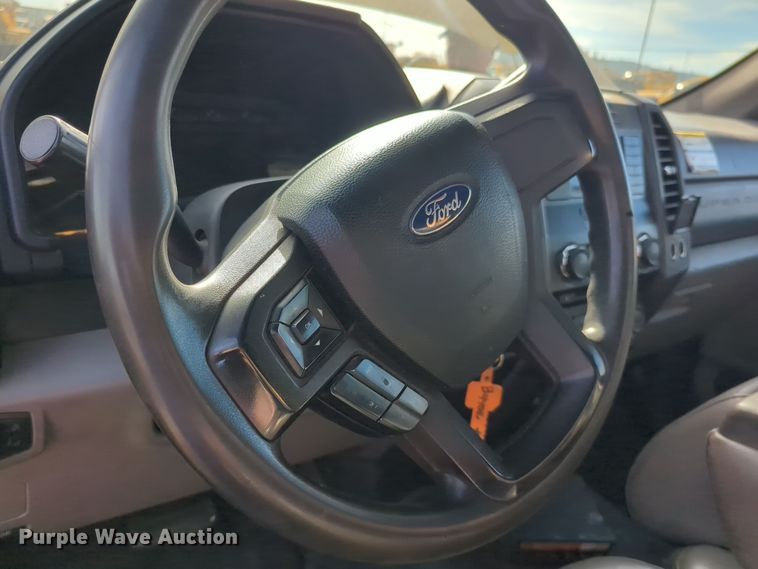 image for item ER4525 2018 Ford F350 Super Duty utility bed pickup truck