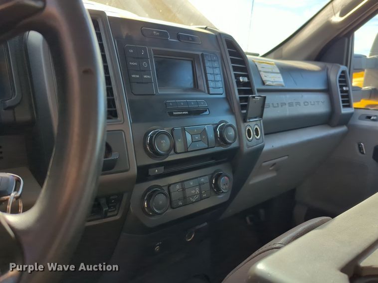 image for item ER4525 2018 Ford F350 Super Duty utility bed pickup truck