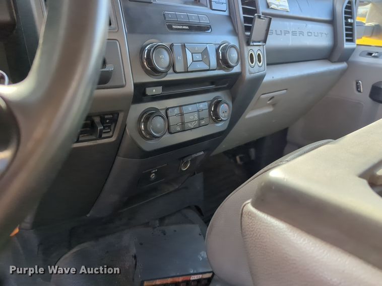 image for item ER4525 2018 Ford F350 Super Duty utility bed pickup truck