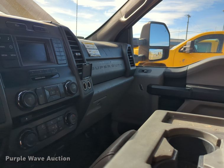 image for item ER4525 2018 Ford F350 Super Duty utility bed pickup truck