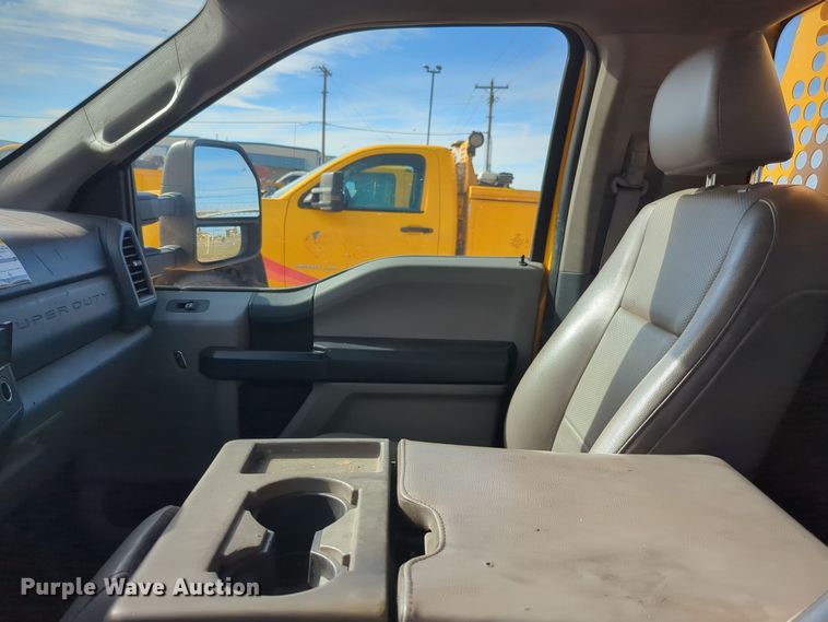 image for item ER4525 2018 Ford F350 Super Duty utility bed pickup truck