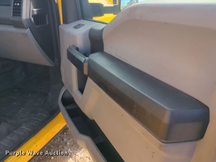 image for item ER4525 2018 Ford F350 Super Duty utility bed pickup truck